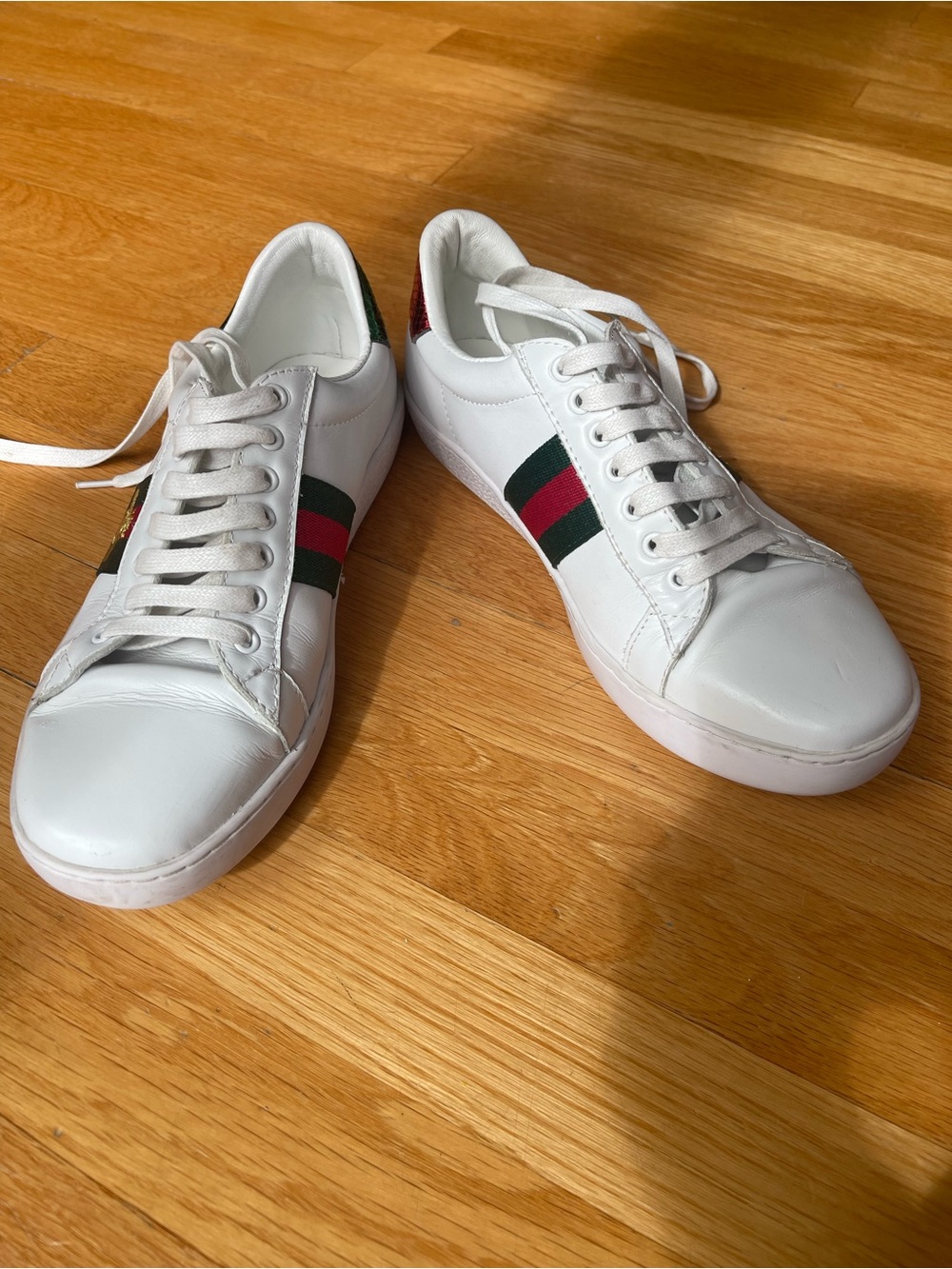 Women’s White Leather Low-Top Sneakers w/ Green and Red Stripe w/embroidered bee